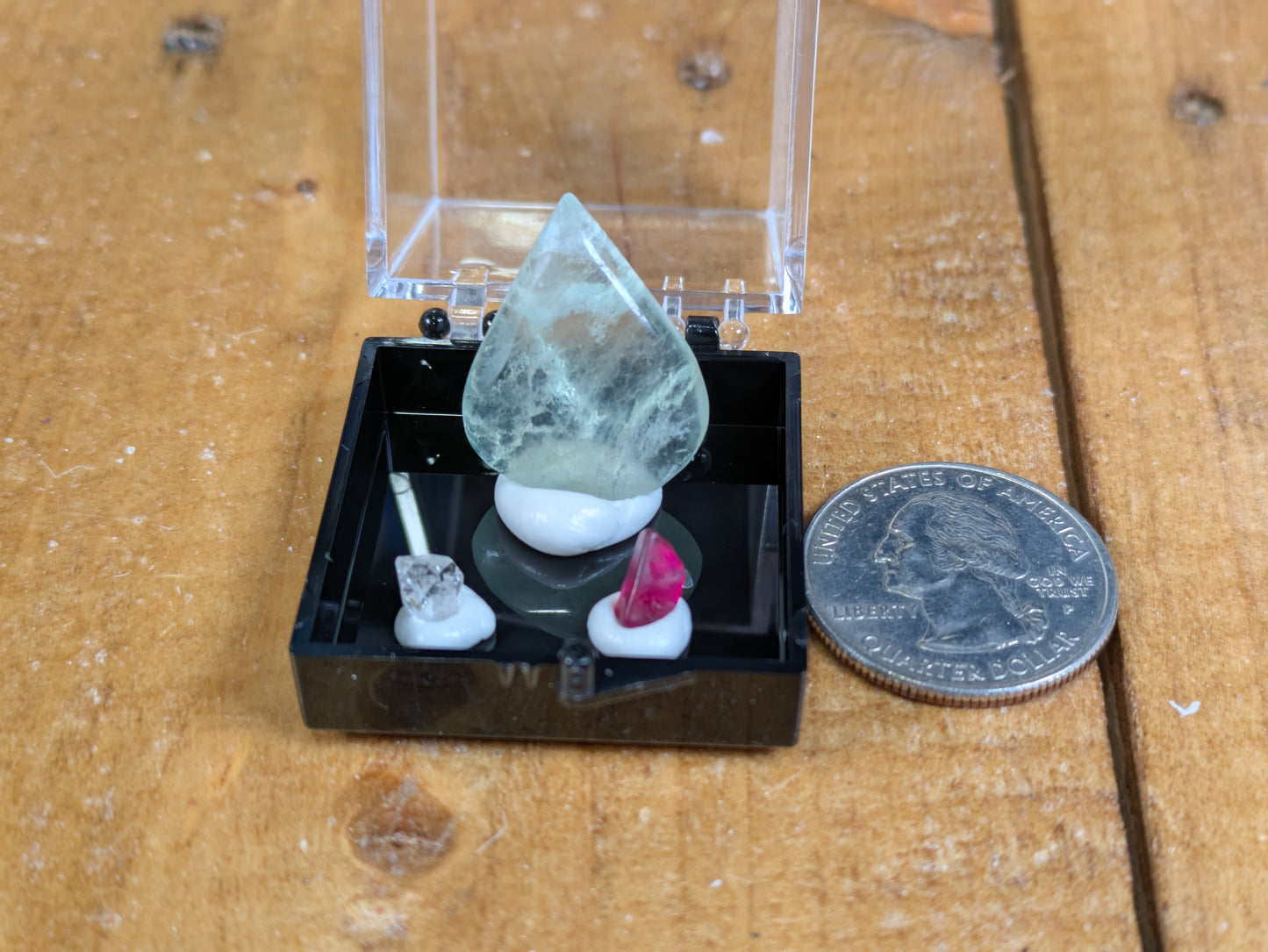 Set UV Reactive Fluorite, Ruby, Petroleum Quartz